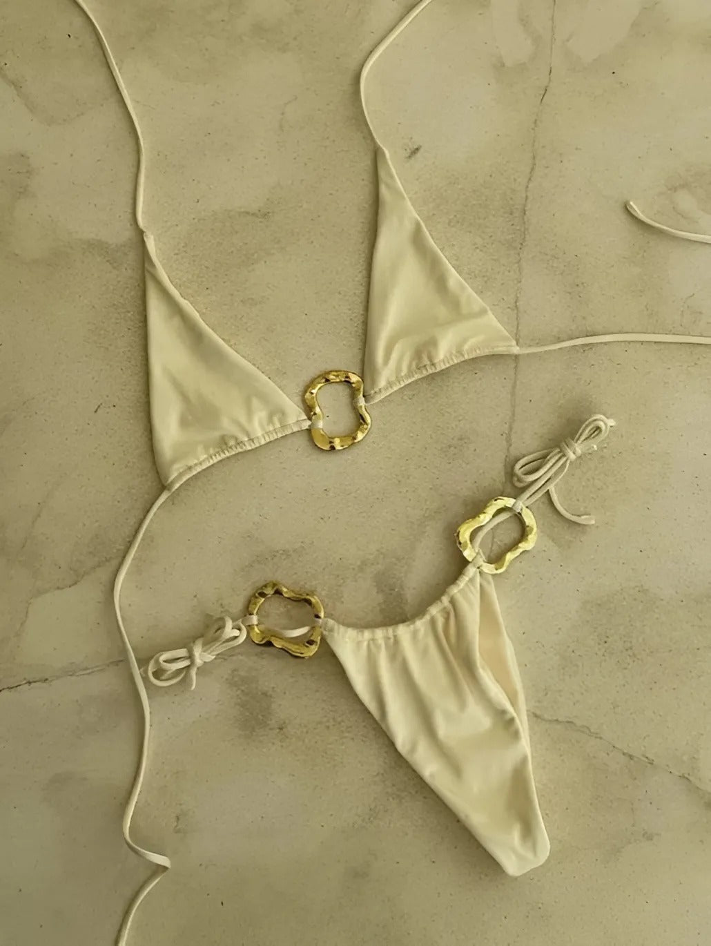 Golden Shore – bikiny s kovovými prvky a ohlávkou