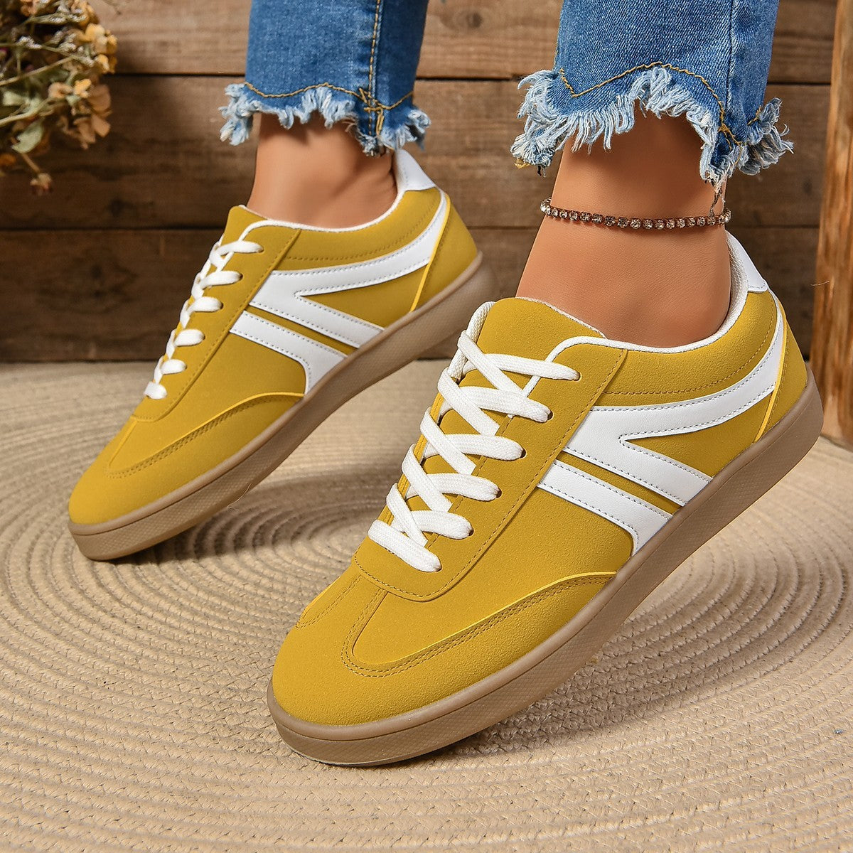 StreetEase – lace-up sneakers with flat sole