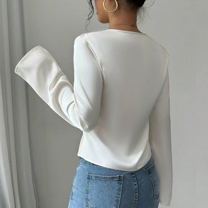 Velvéa – elegant blouse with ruffles