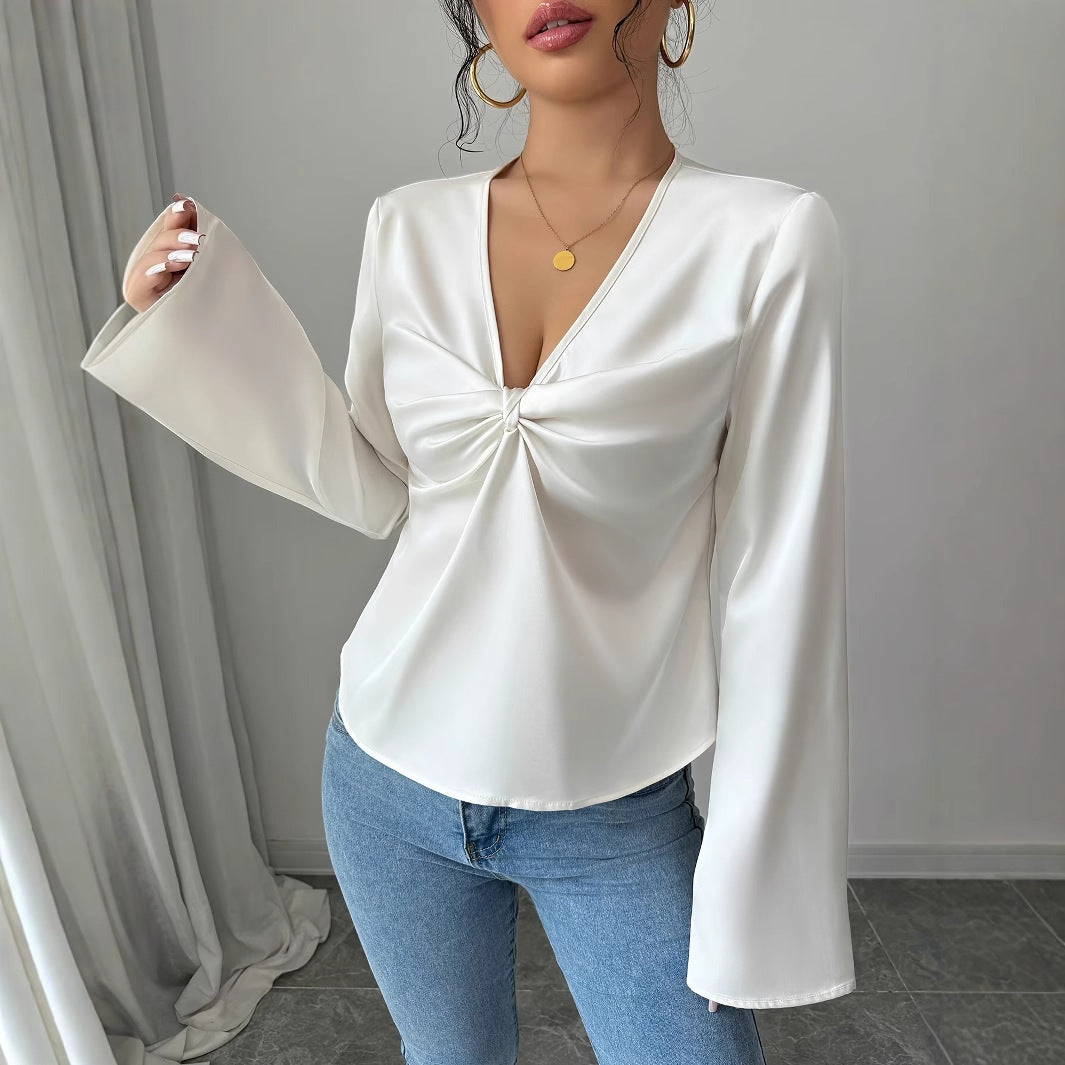 Velvéa – elegant blouse with ruffles
