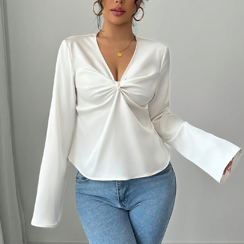 Velvéa – elegant blouse with ruffles
