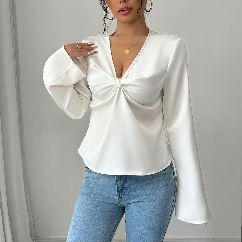 Velvéa – elegant blouse with ruffles